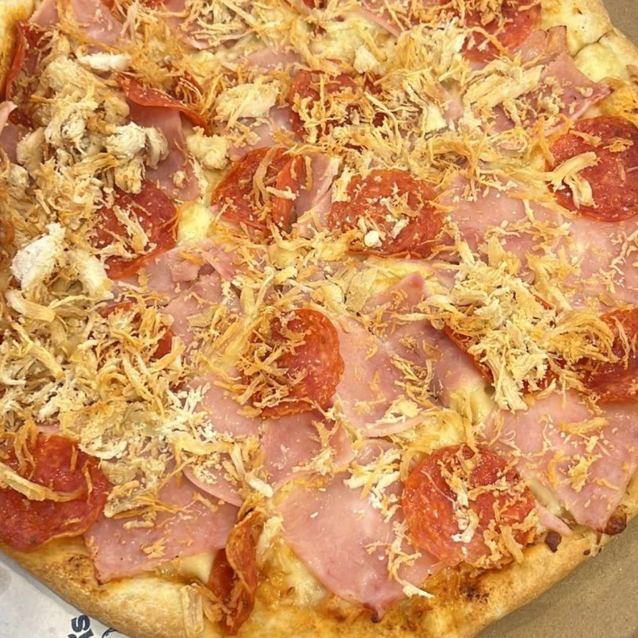 Pizza de jamon , pepperoni y pollo