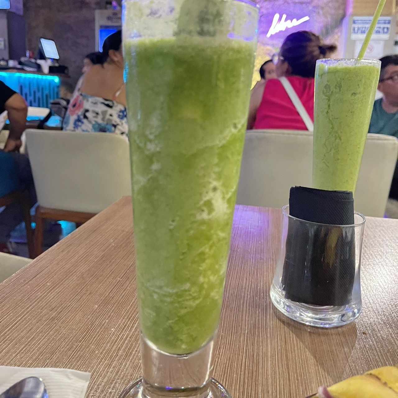 Jugo de piña, jengibre y hierba buena 