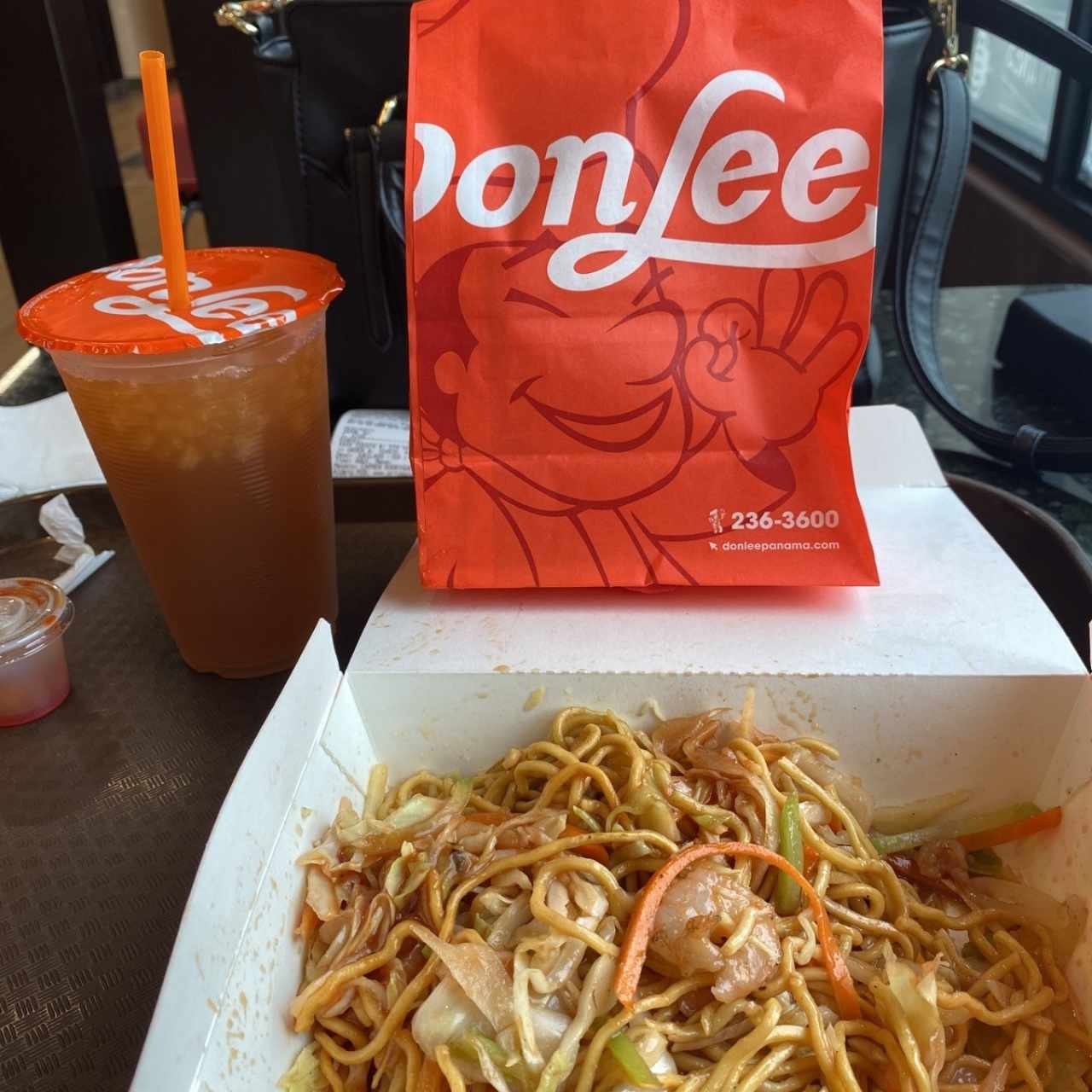 Combo 3: Chow mein con camarones, 2 wantones y te frió 