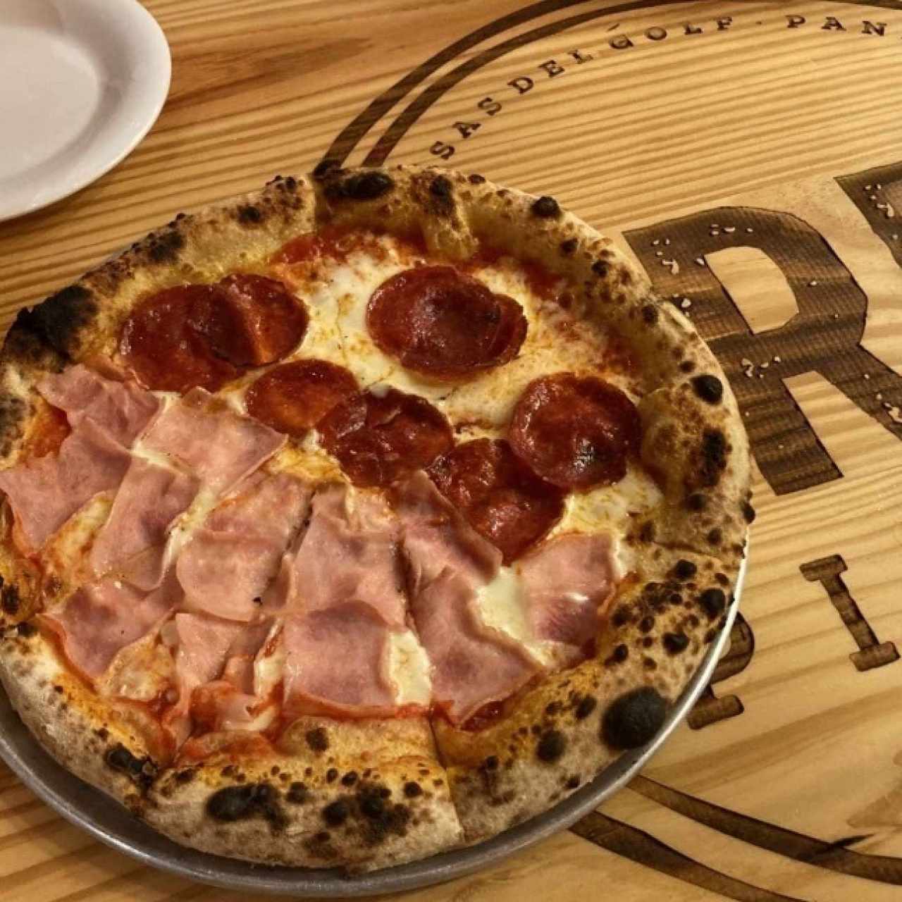 Pizza tradicional de pepperoni y Jamón