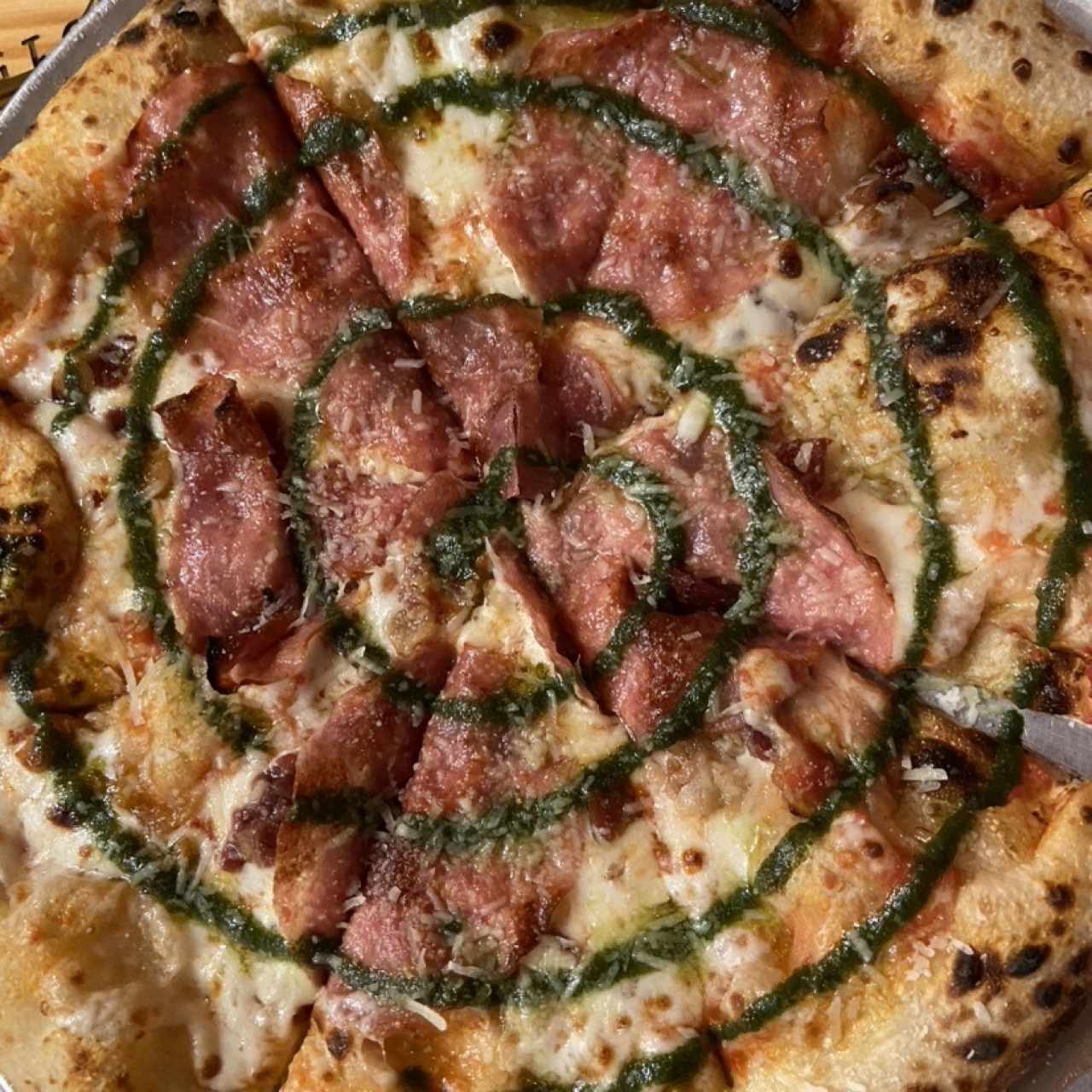 Pizza con salami al pesto