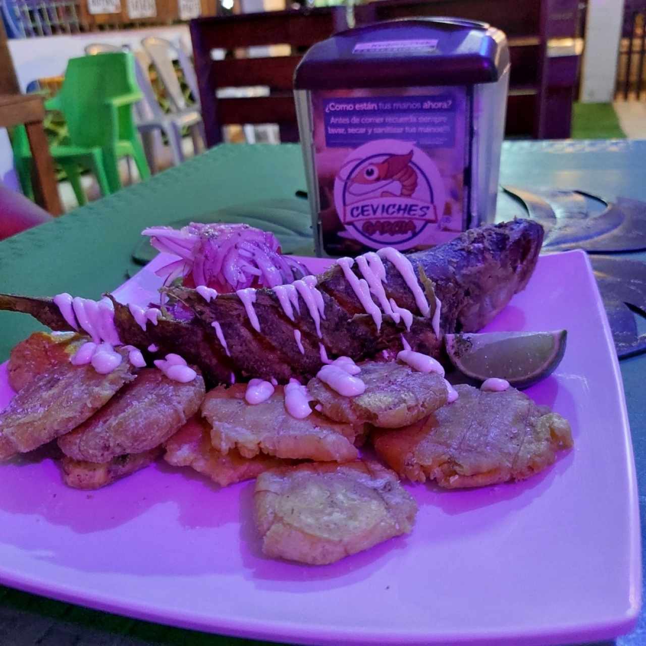 corvina entera con patacones y ensalada 