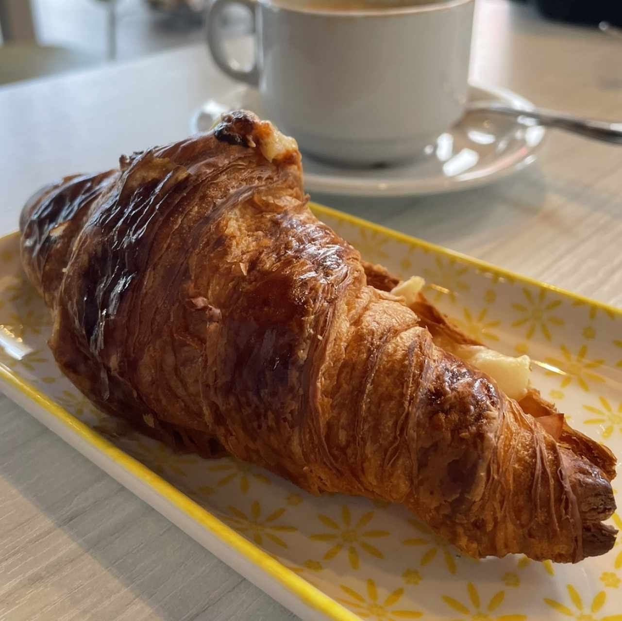 Croissant con jamón y queso 