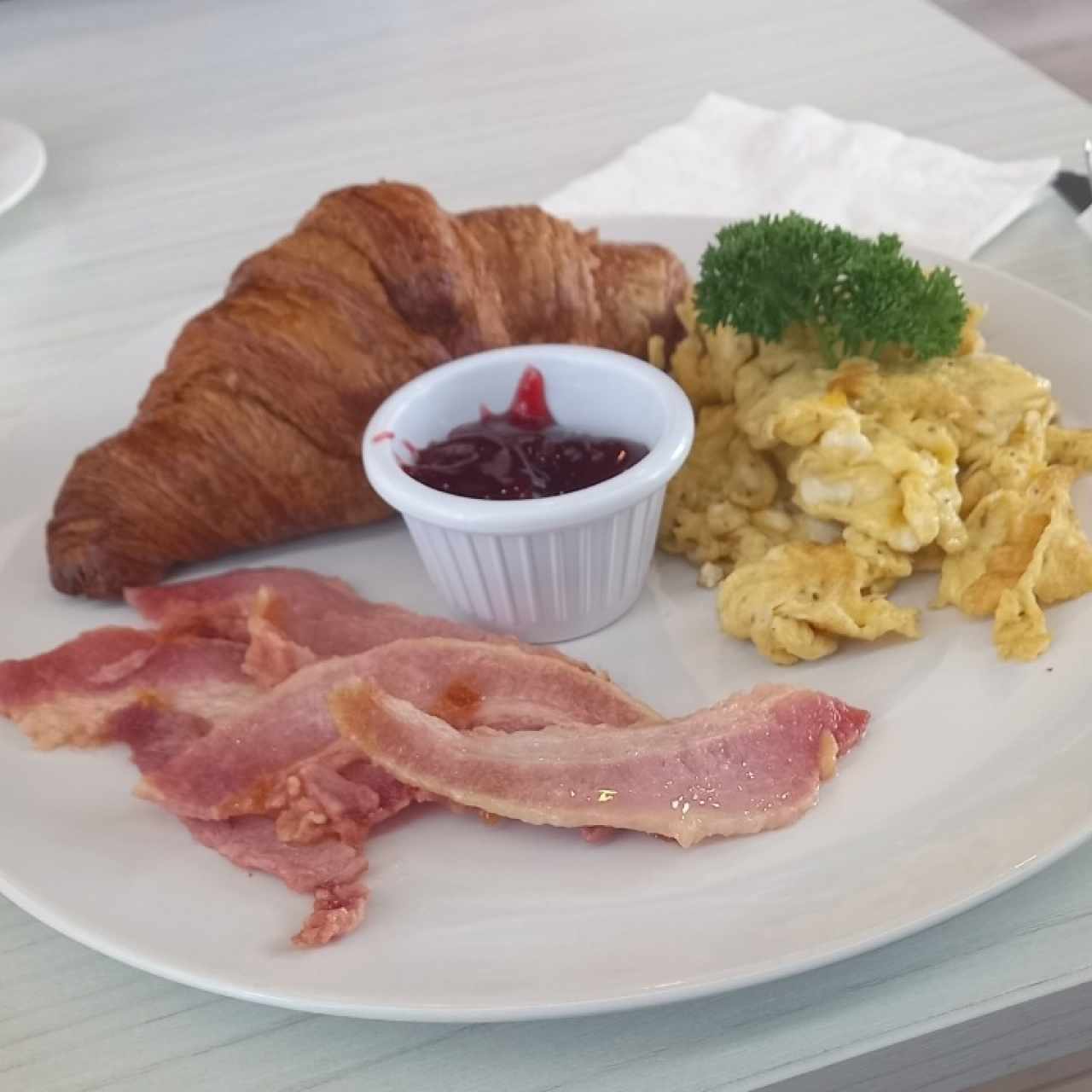 huevos revueltos, bacon, croissant