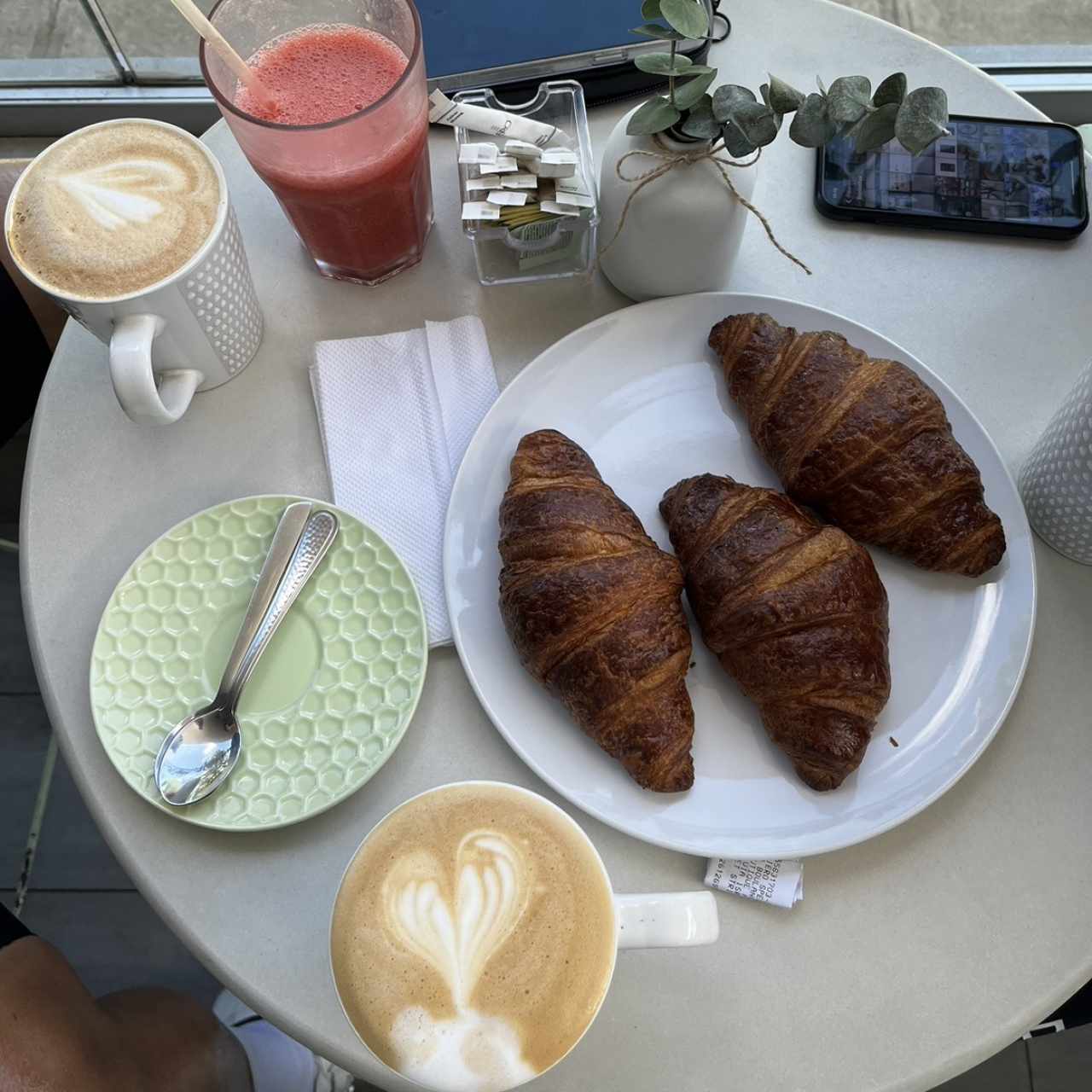 Croassint, capuccino y jugo de fresa