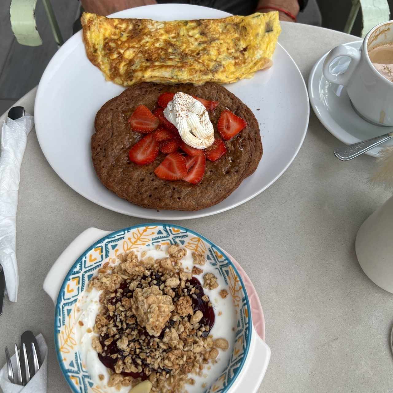 Omelette de Vegetales con jamón y queso acompañado con canasta de pan,croissants o panquecas de avena con topping a elegir