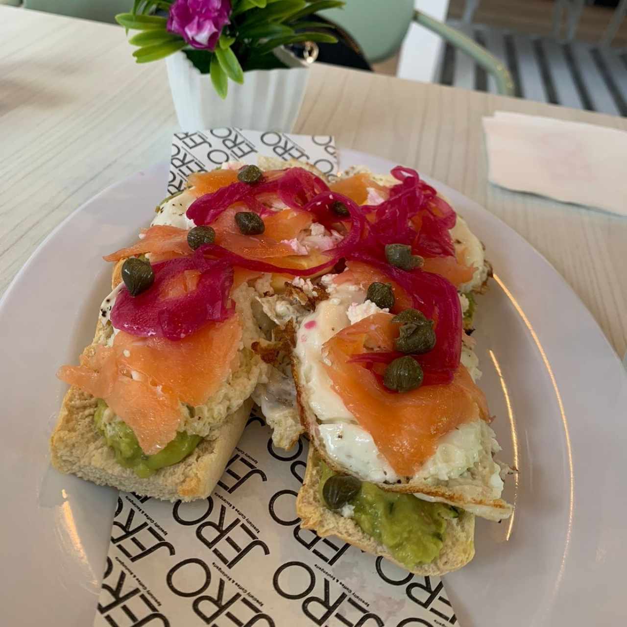 Tostadas con aguacate, huevo y salmón