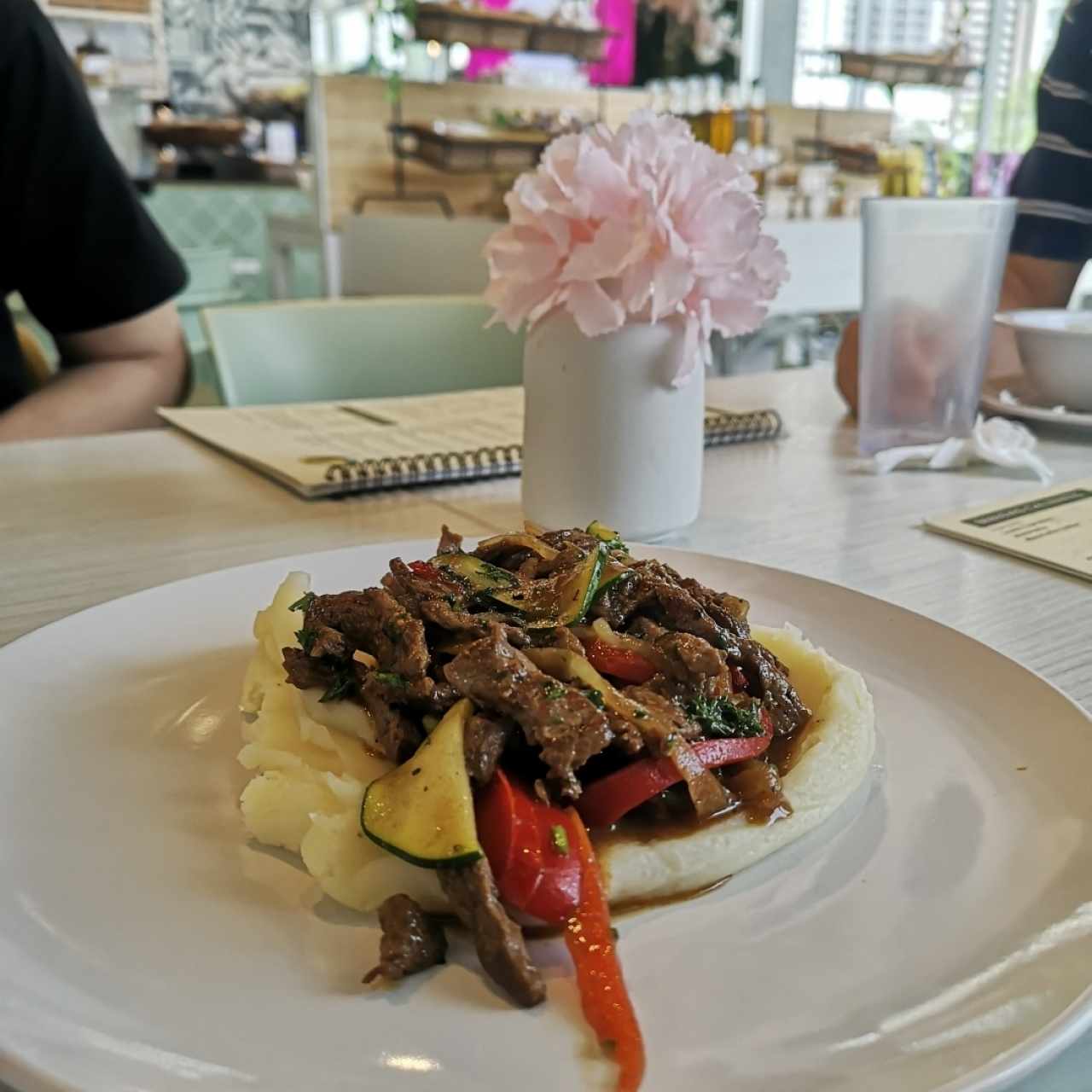 Lomo saltado con vegetales y puré de papas