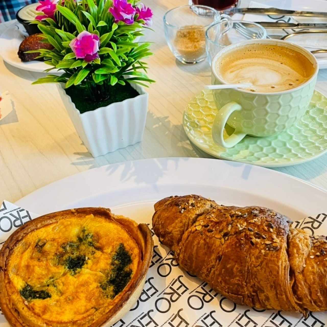 quiche + crossant y cappuccino 