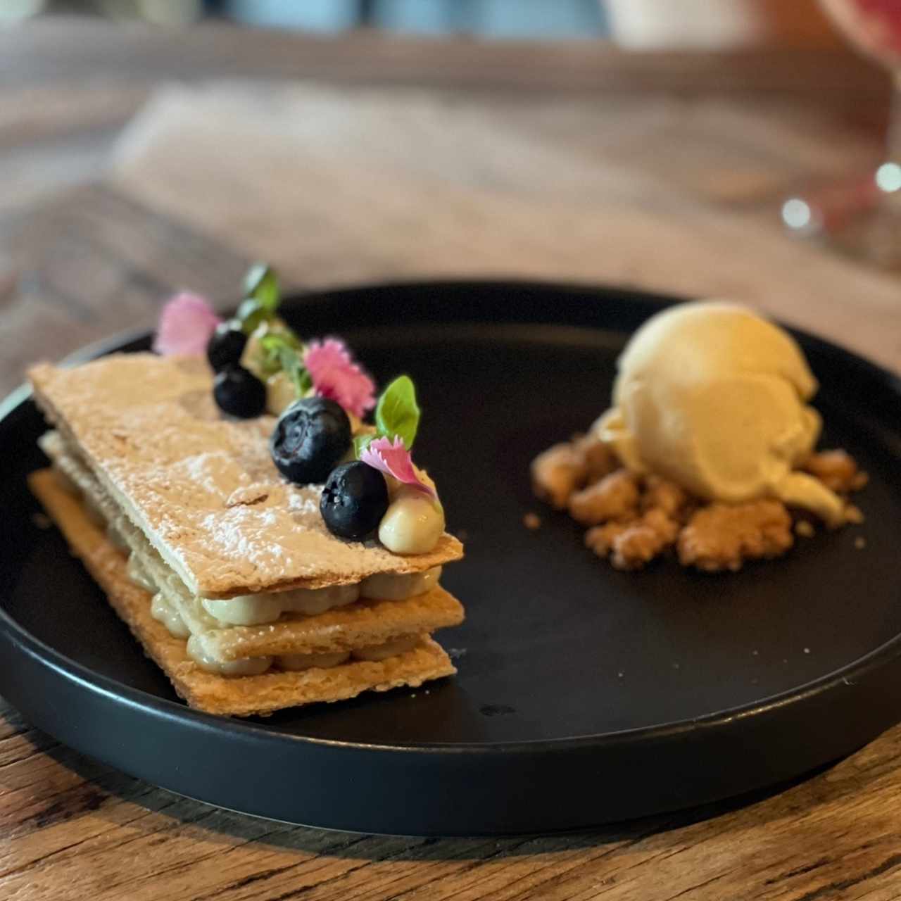 Milhojas de vainilla con crema pastelera, crumble de galleta y helado de vainilla artesanal