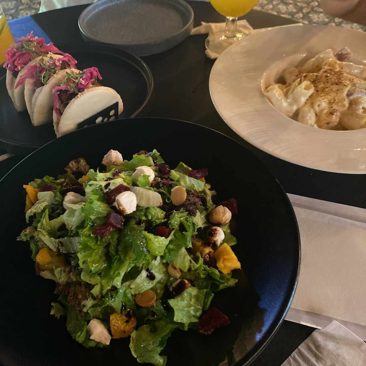 BAO BUNS DE PICAHNA, ensalada de queso de cabra y mac & cheese