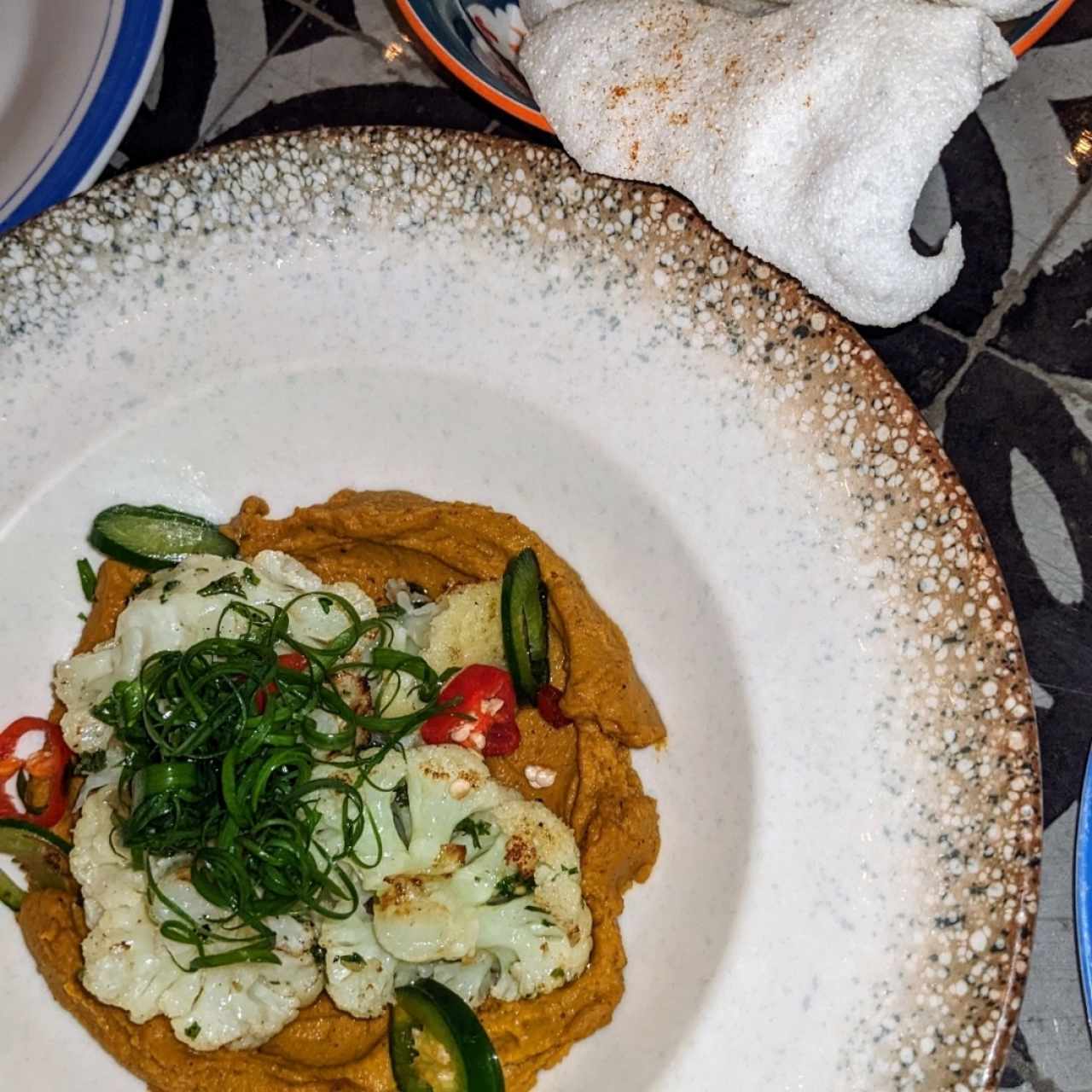 Hummus de frijol blanco y coliflor al carbón