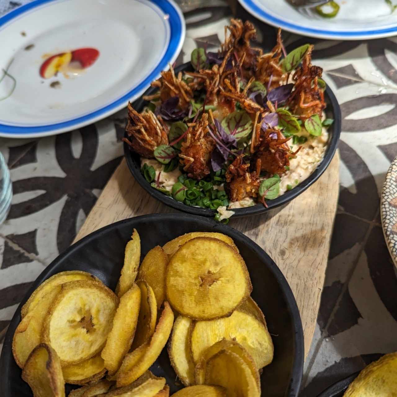 Hummus de Frijol blanco con Arañitas al Carbón