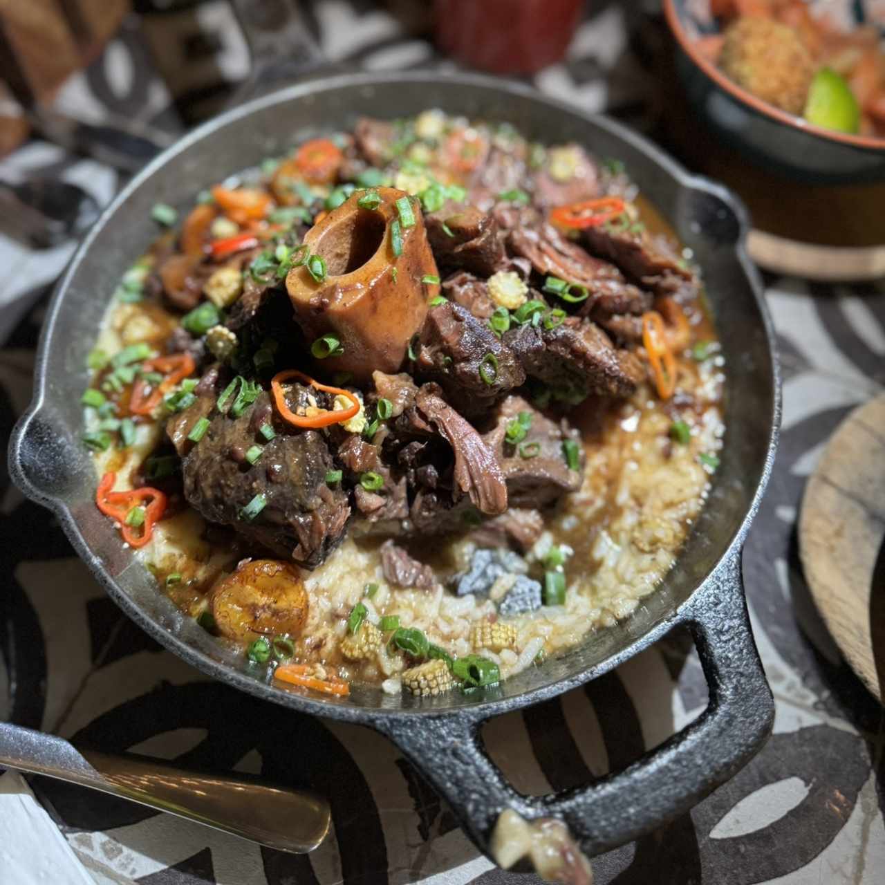 Osobuco y arroz caldoso de maíz y plátano maduro