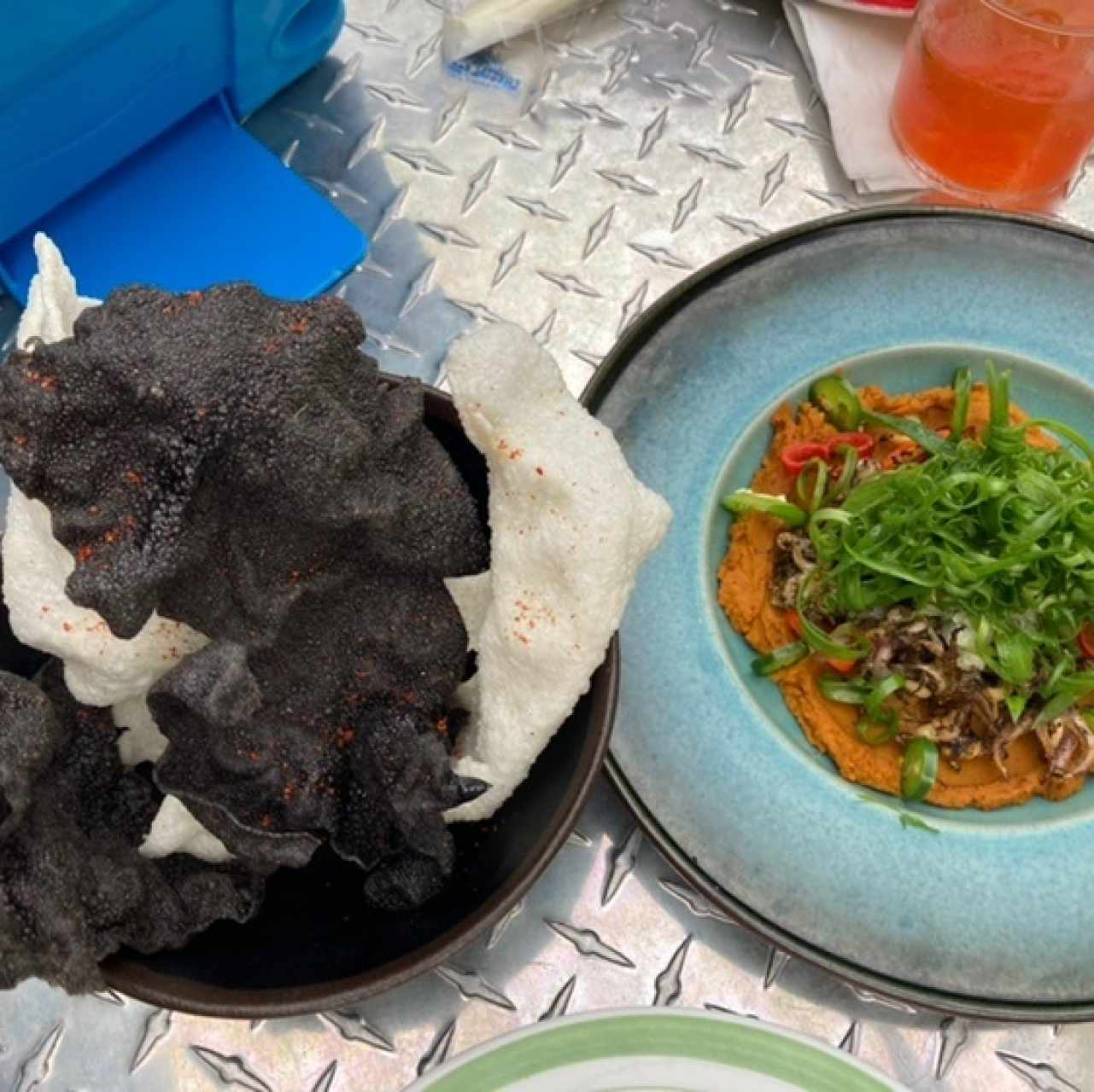 Humus de frijoles blancos con arañitas al carbon