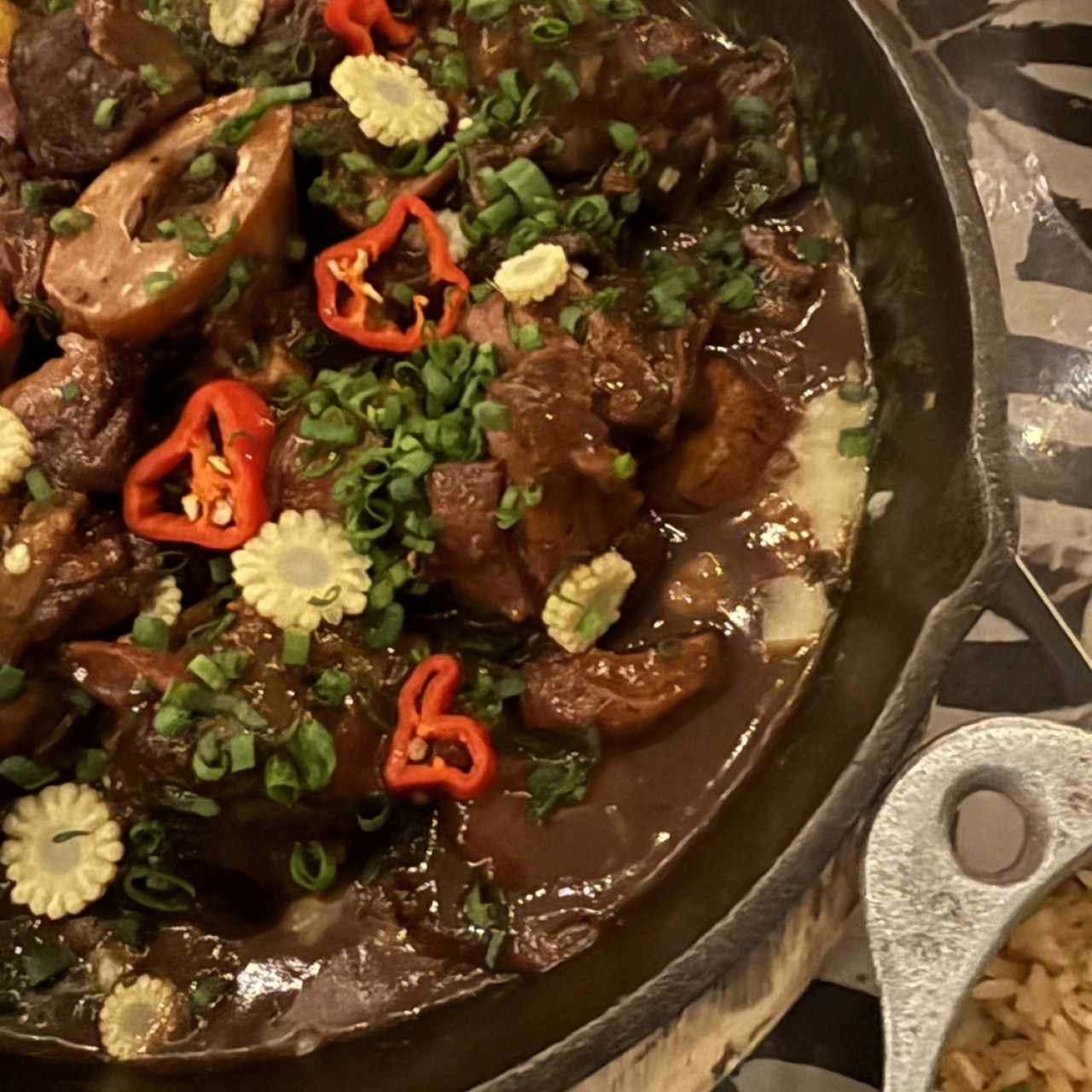 Osobuco y arroz caldoso de maíz y plátano maduro