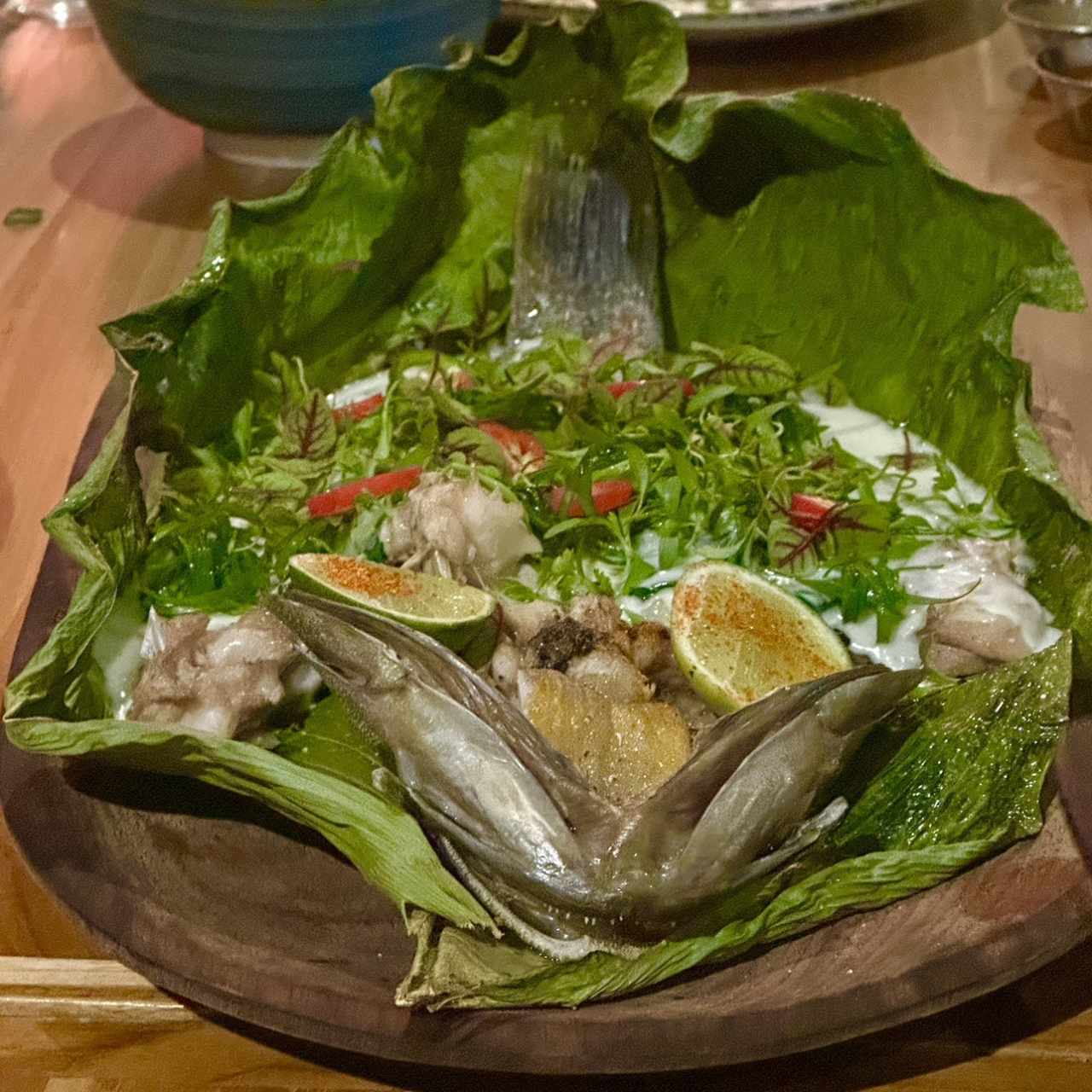 Pesca del día al carbón (Hojas de mostaza, crema de mantequilla y ajo) 