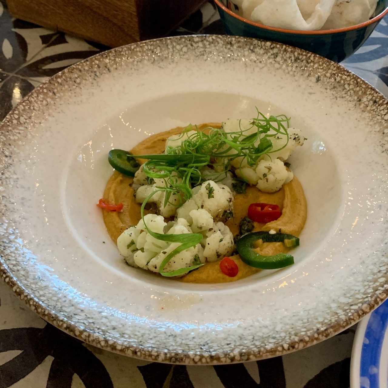 Hummus de frijol blanco y coliflor al carbón