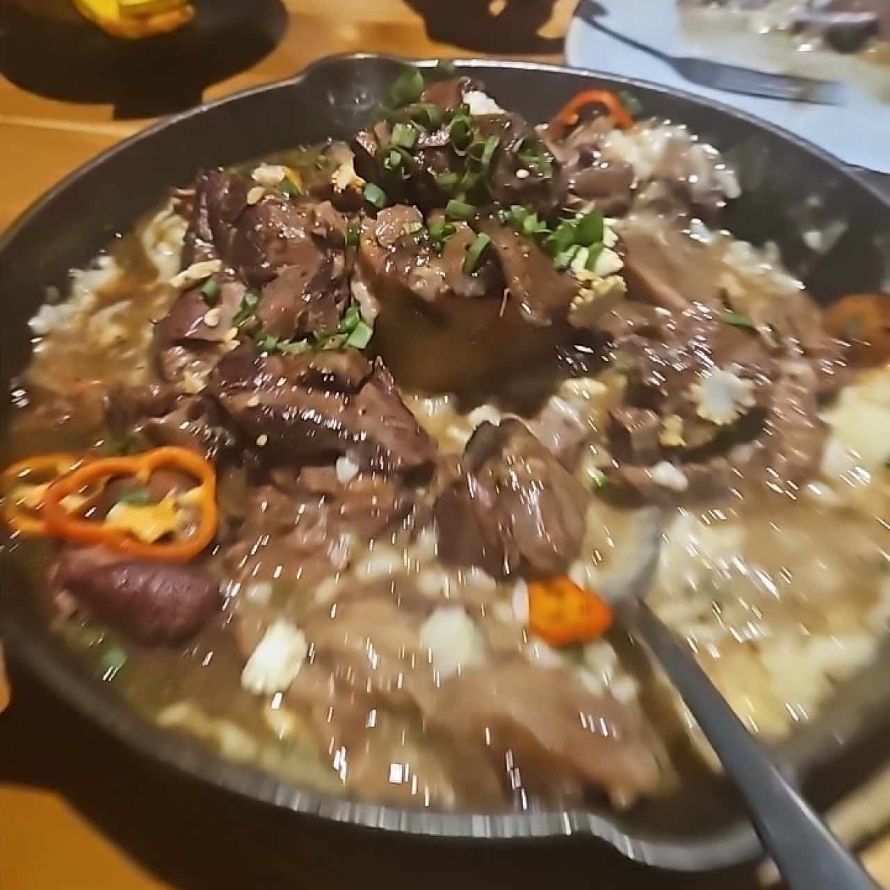 Osobuco y arroz caldoso de maíz y plátano maduro