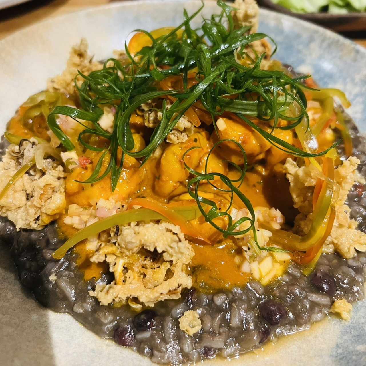 Guacho con guandú, coco y mariscos