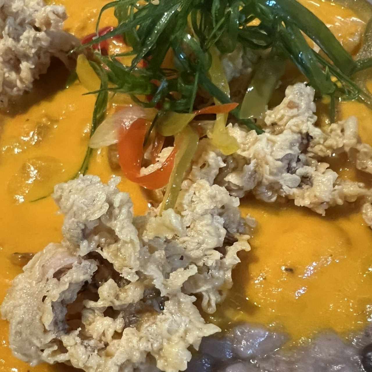 Guacho con guandú, coco y mariscos