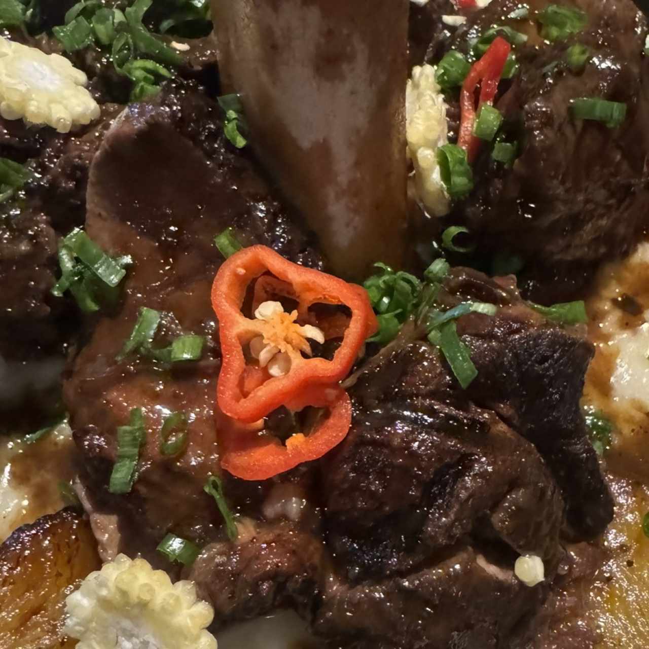 Osobuco y arroz caldoso de maíz y plátano maduro