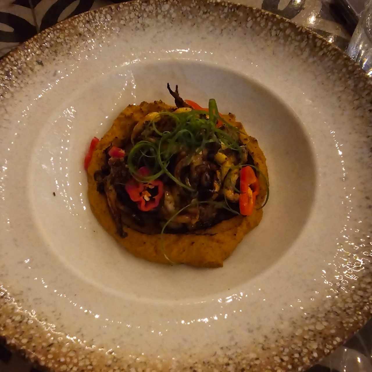 Hummus de Frijol blanco con Arañitas al Carbón