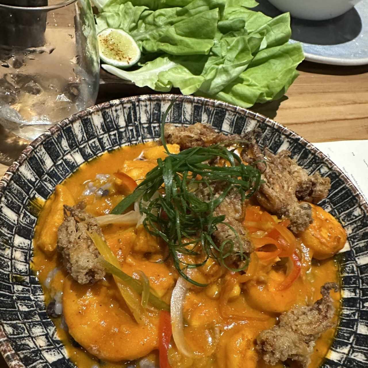 Guacho con guandú, coco y mariscos