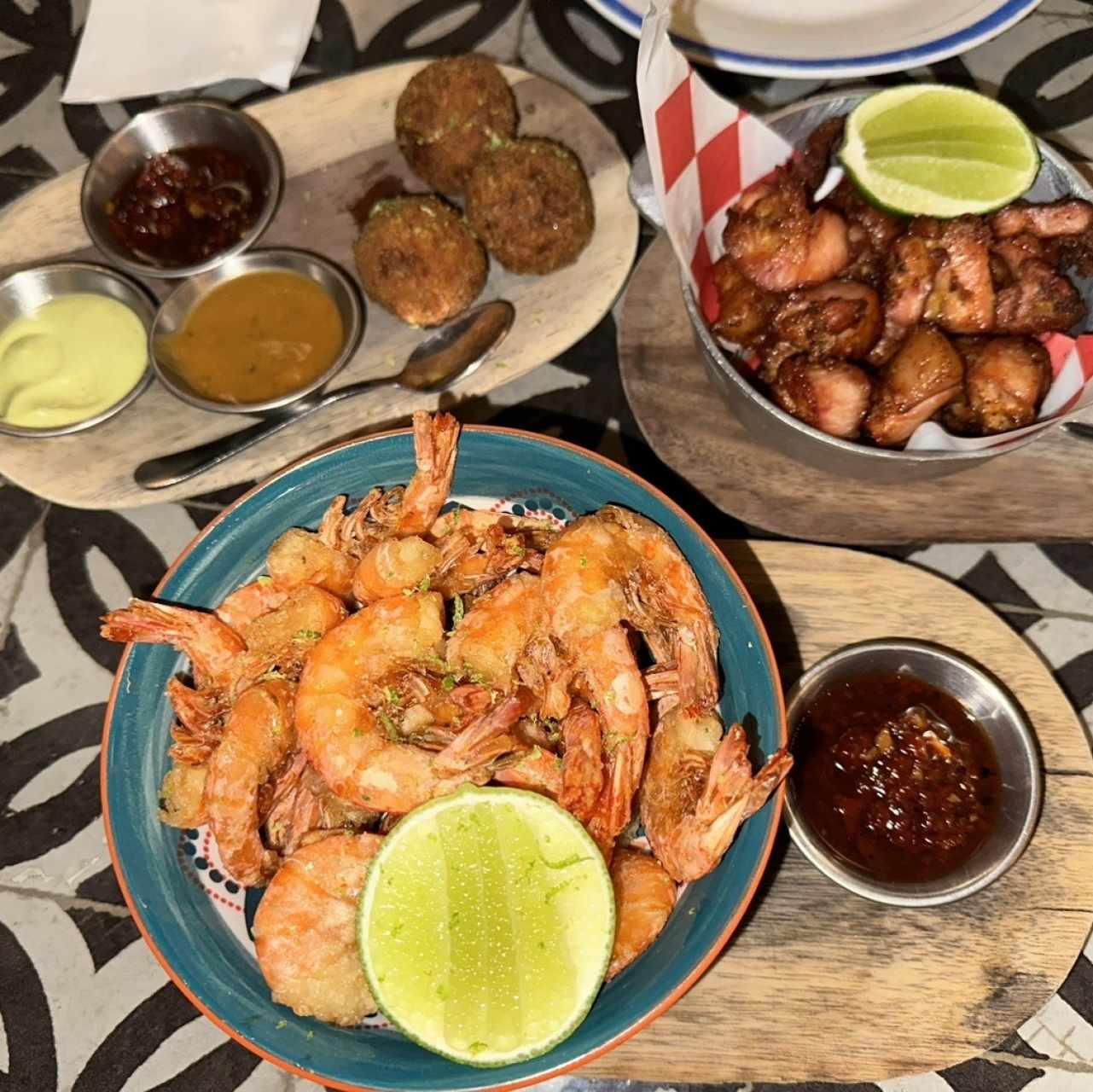 Croquetas de pulpo, camarones fritos y tasajo de cerdo frito