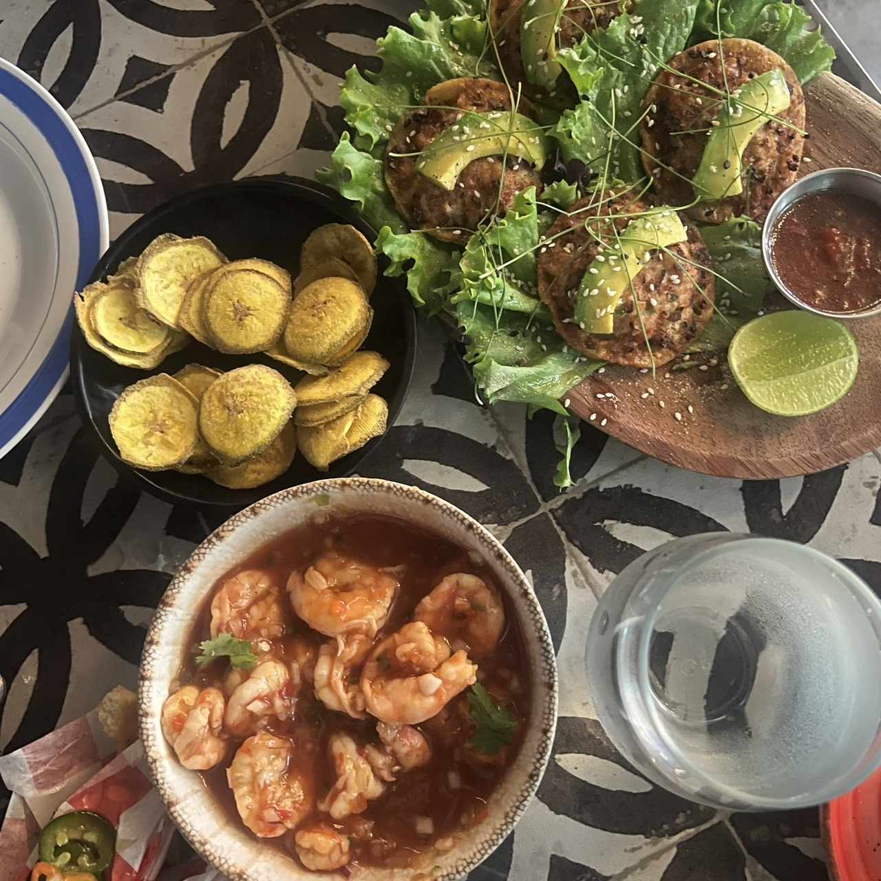 Tostadas de camaron con con cerdo y coctel de camaron 