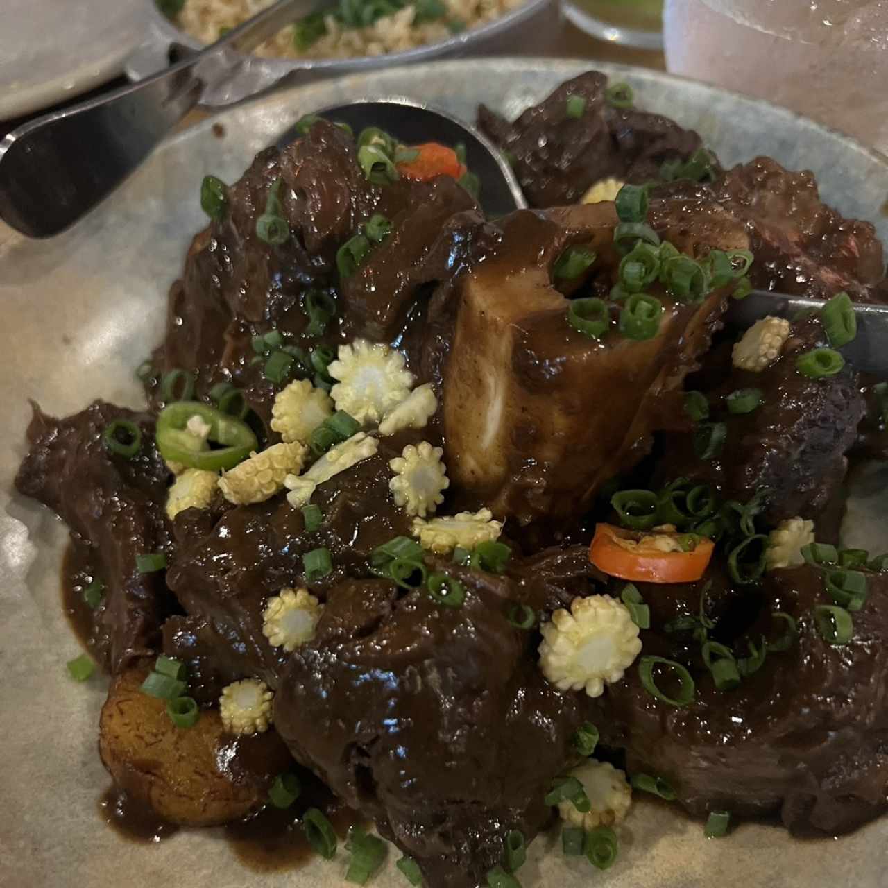 Osobuco y arroz caldoso de maíz y plátano maduro