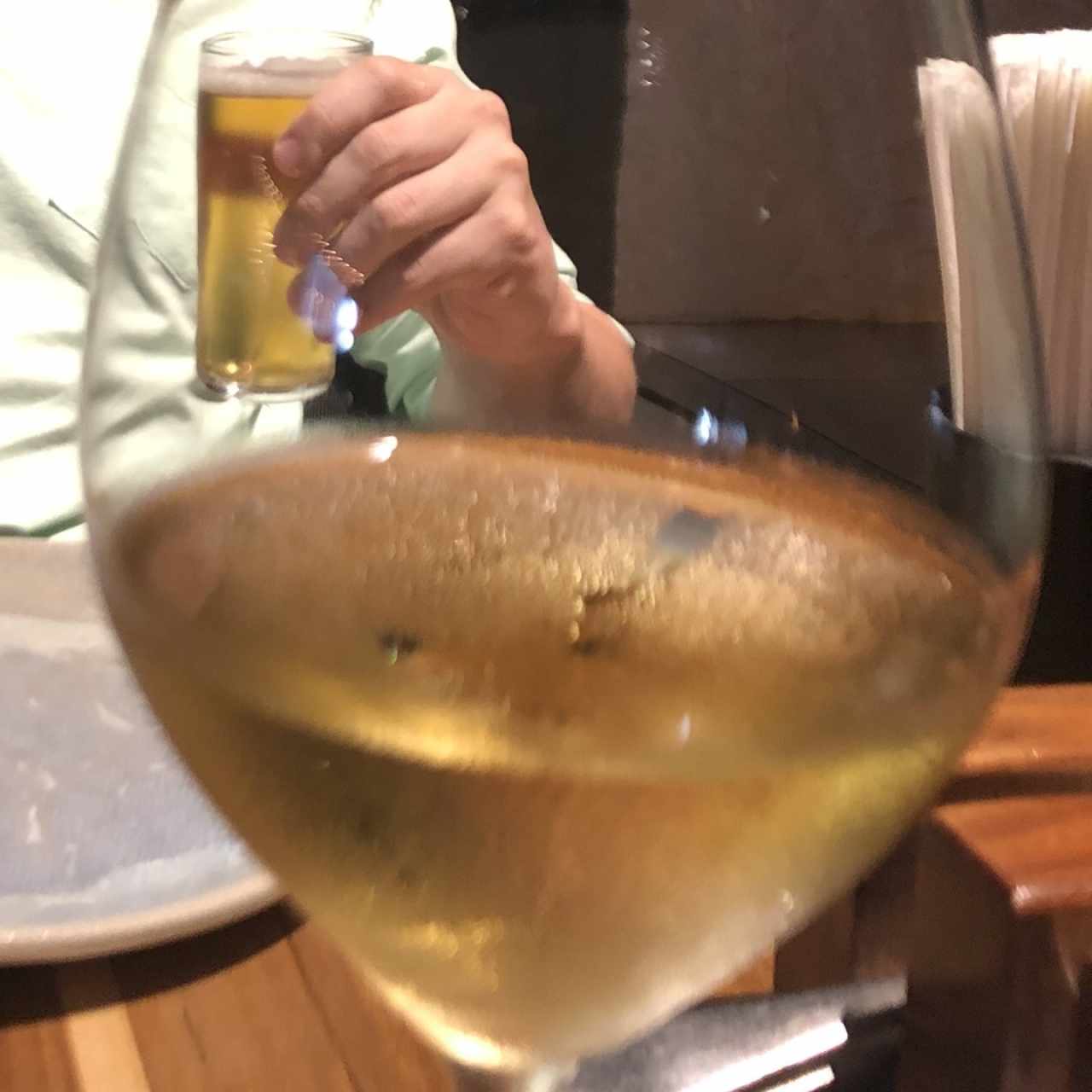 Vino blanco y cerveza nacional 