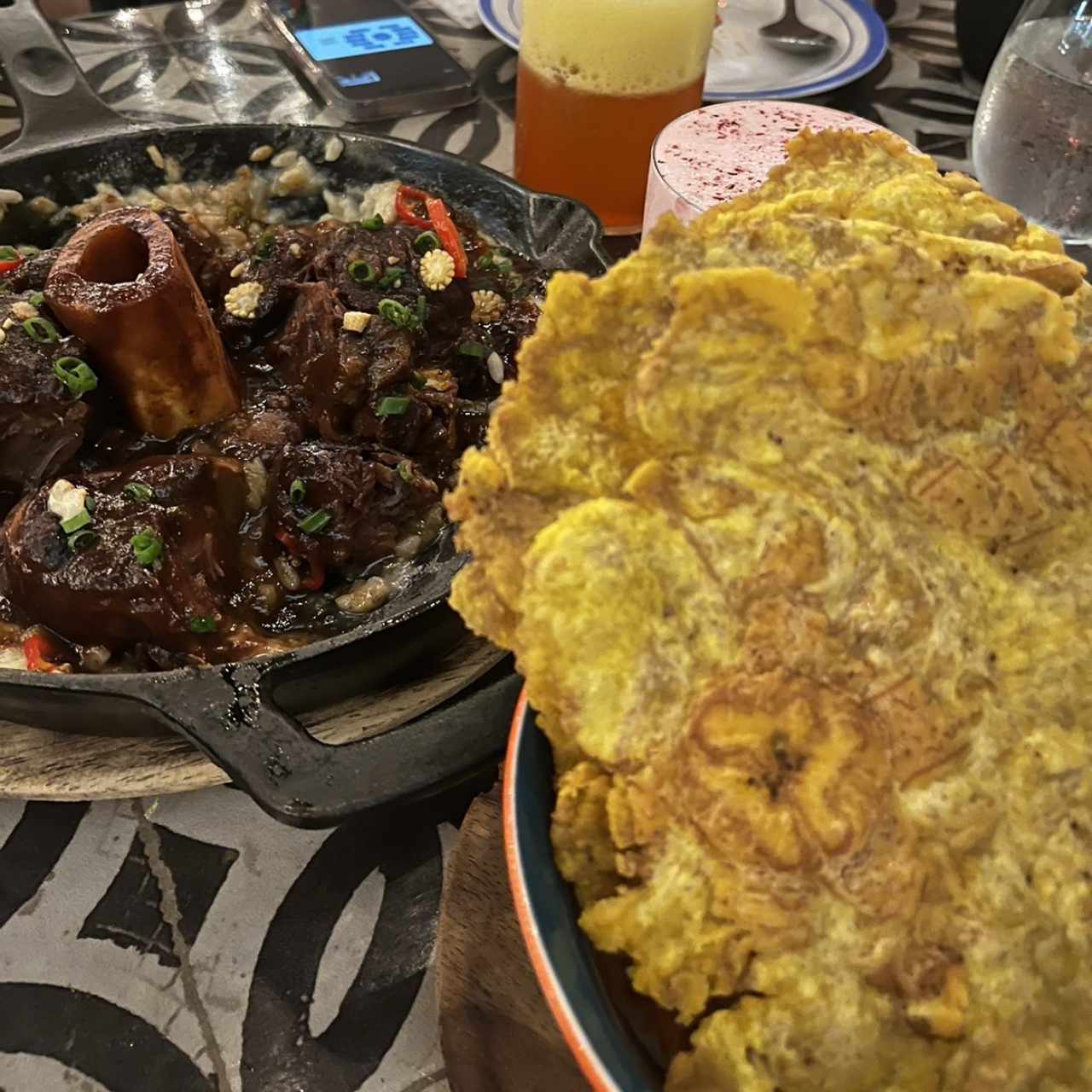 Osobuco y arroz caldoso de maíz y plátano maduro