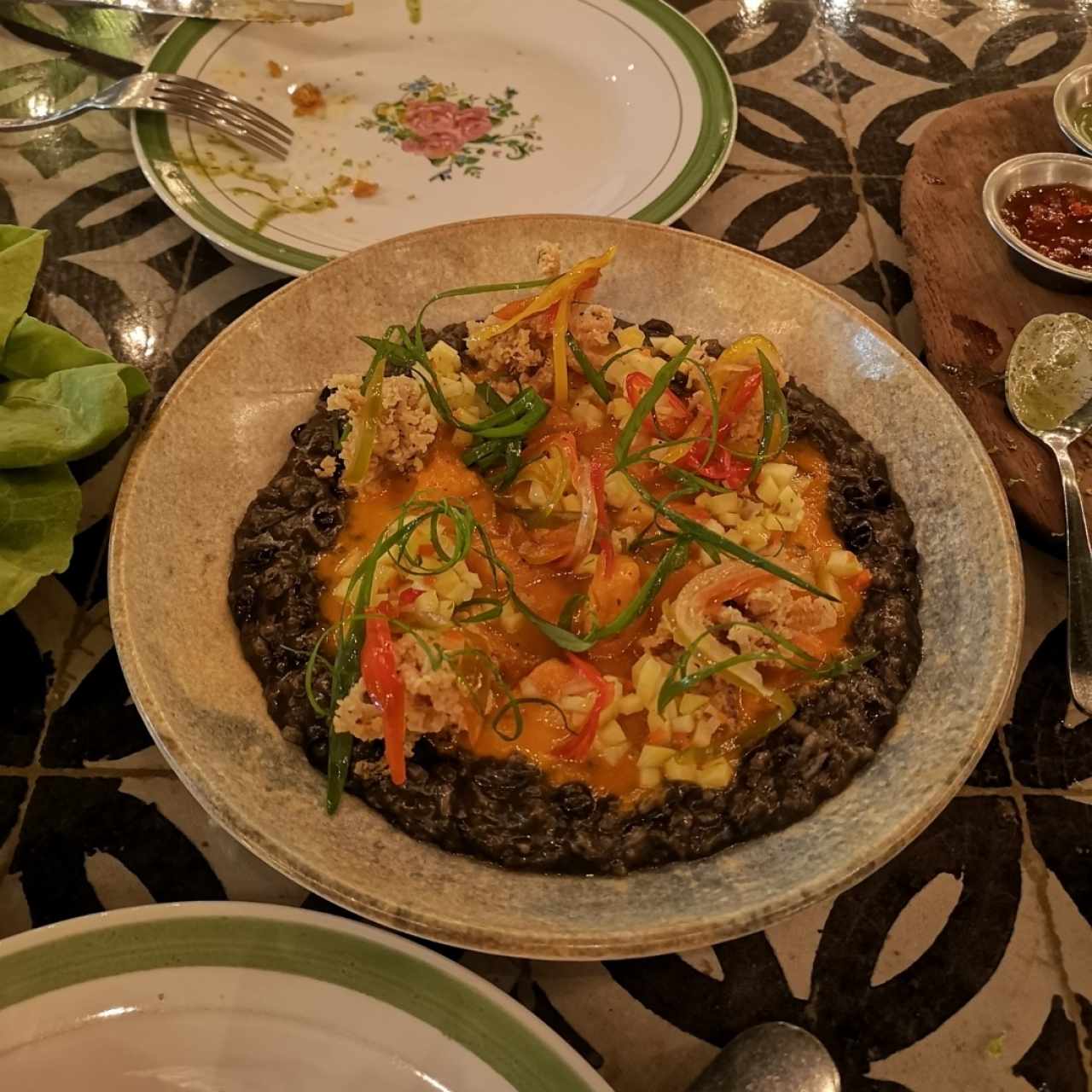 Guacho con guandú, coco y mariscos 