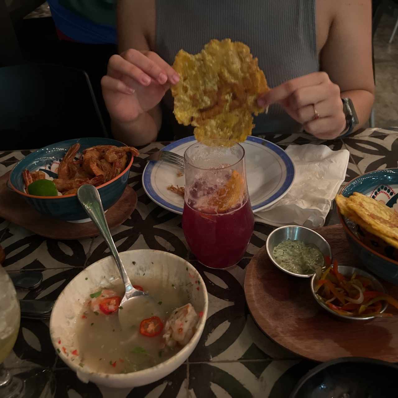 Ceviche, patacones y camarones fritos