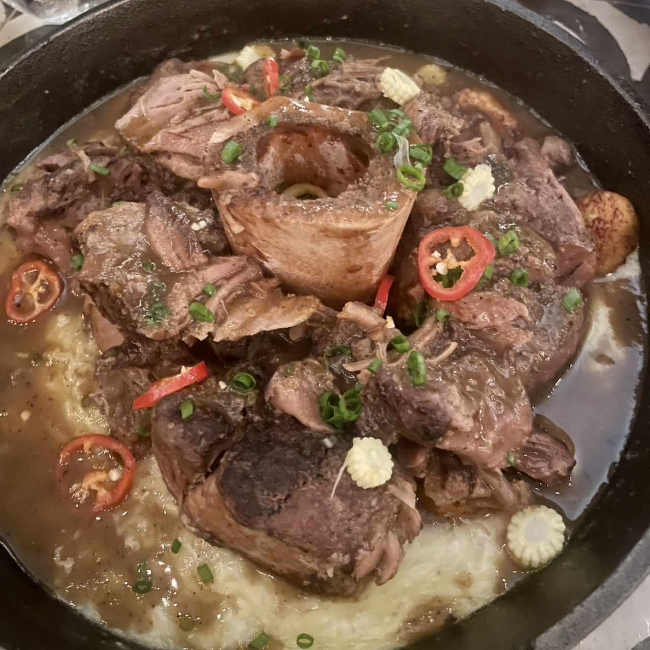 Osobuco y arroz caldoso de maíz y plátano maduro
