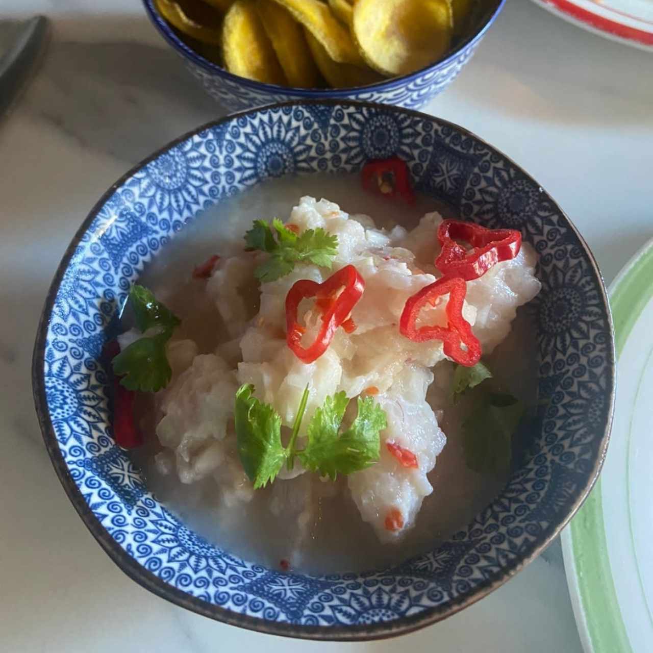 Ceviche de corvina y chips de platanos