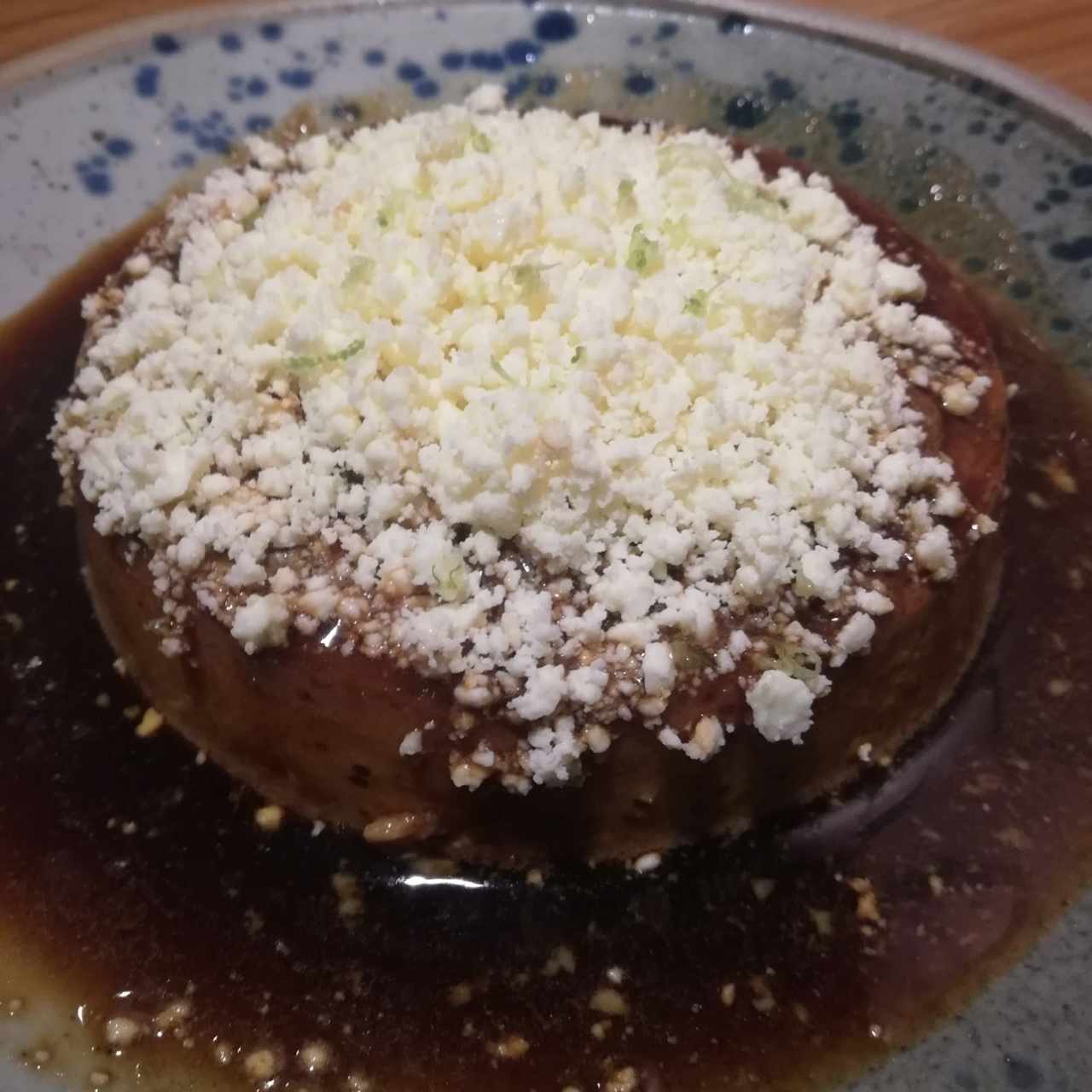 Flan de café con queso y rallaura de limón 