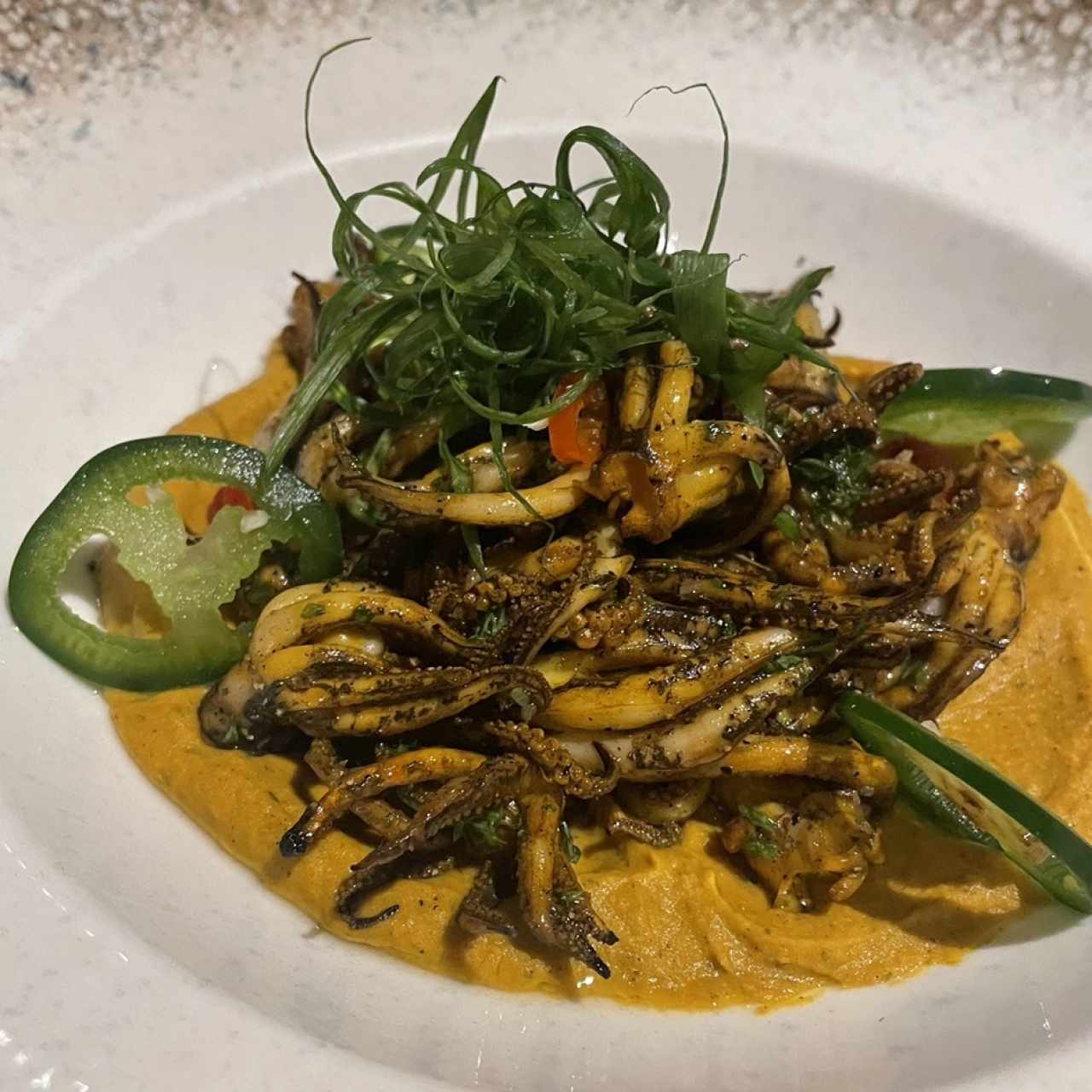 Hummus de Frijol blanco con Arañitas al Carbón