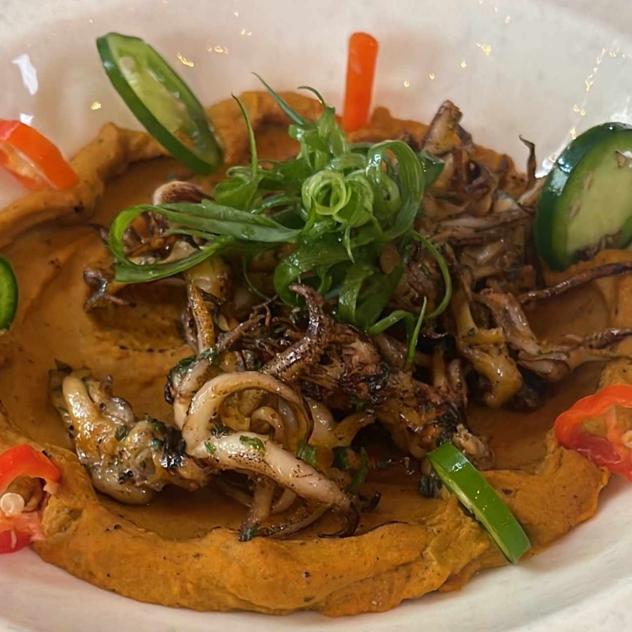 Hummus de Frijol blanco con Arañitas al Carbón