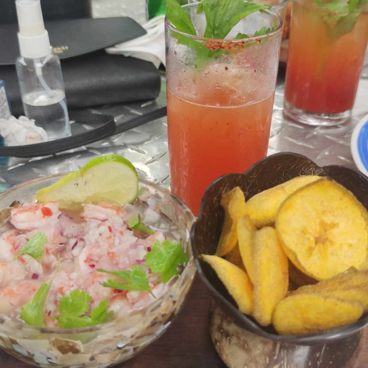 ceviche de camarón y michelada