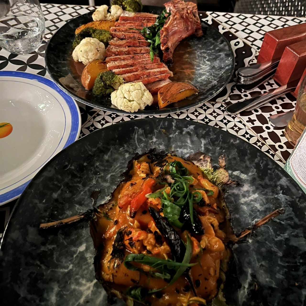 Chuletón de cerdo y tamal de arroz con langostinos