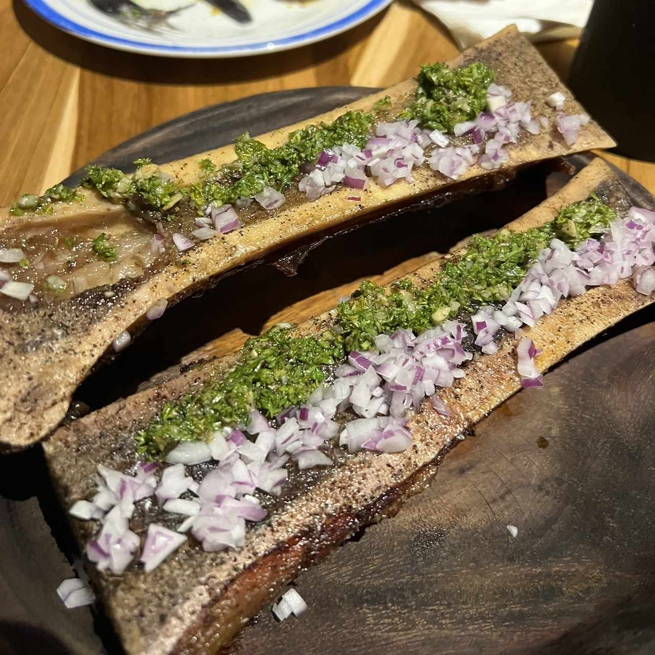 Tuétano con cebolla morada y chimichurri 