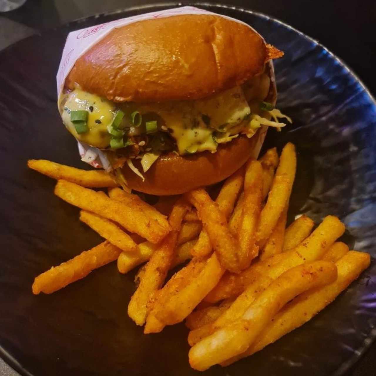 HAMBURGUESA YOLE 2.0 (Pan Brioche, Cheesy Butter, Pollo Crispy, Glasé Dinamita, Coleslaw, Mozzarella, Mayo Verde y Sweet Mayo)