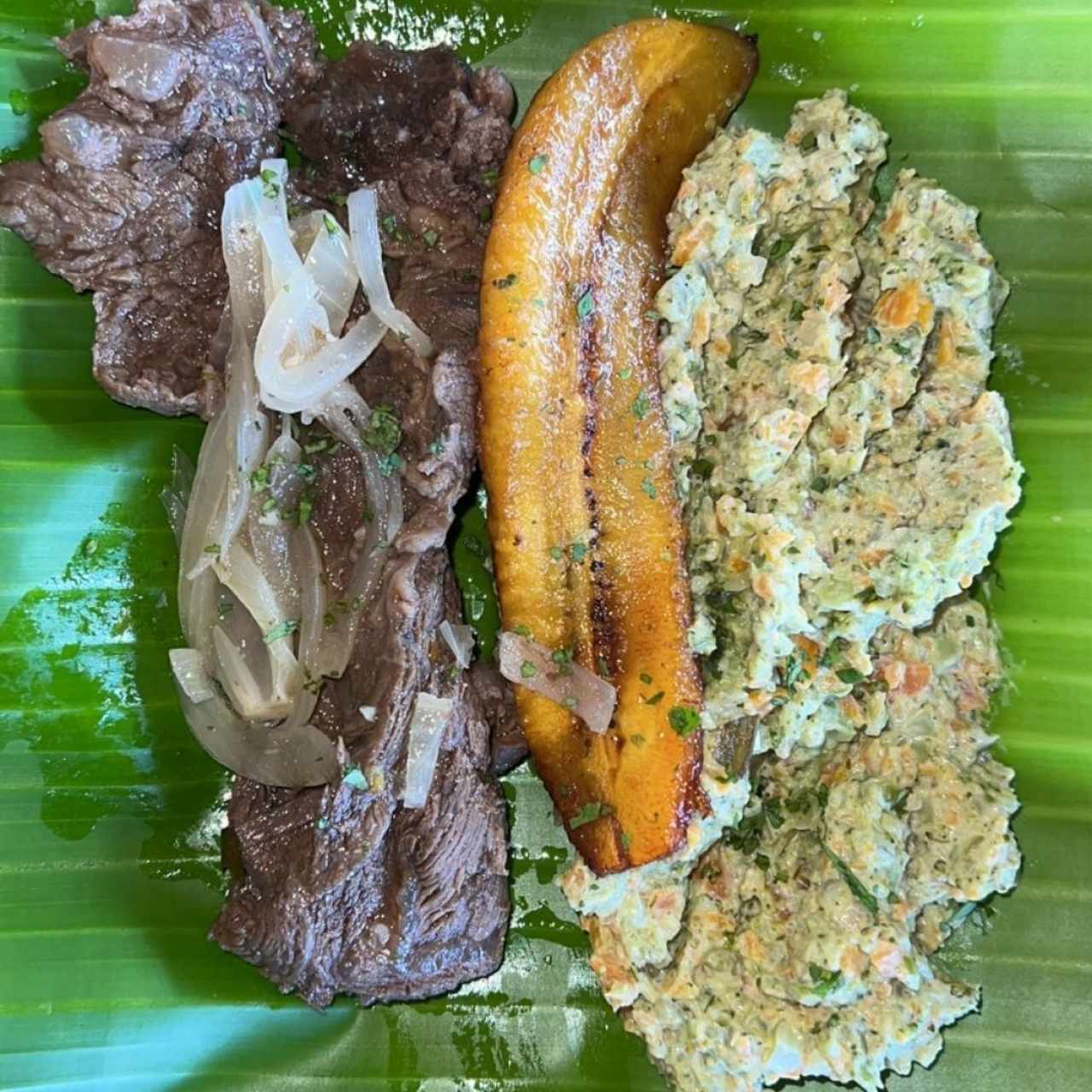 Carne encebollada y su ensalada de brócoli