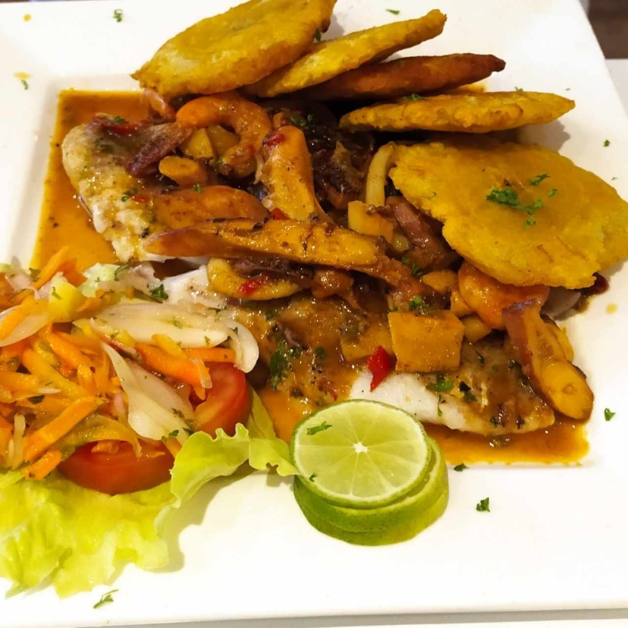 Filete de corvina con mariscos