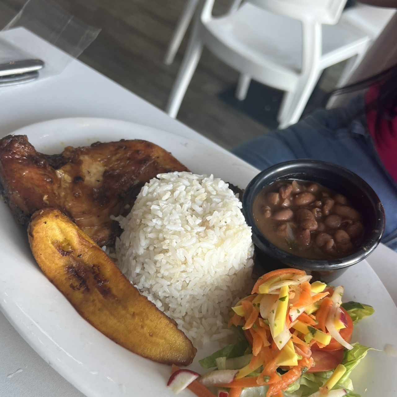 Almuerzo ejecutivo con costilla frita. 