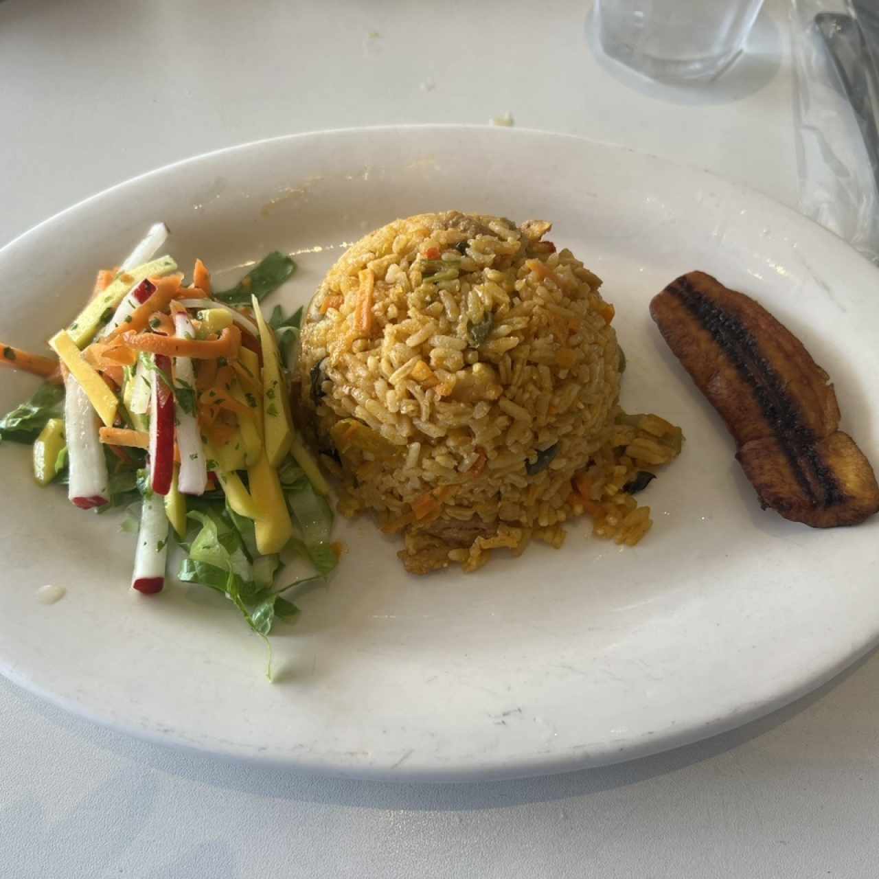 Arroz con puerco y ensalada verde con mango. 