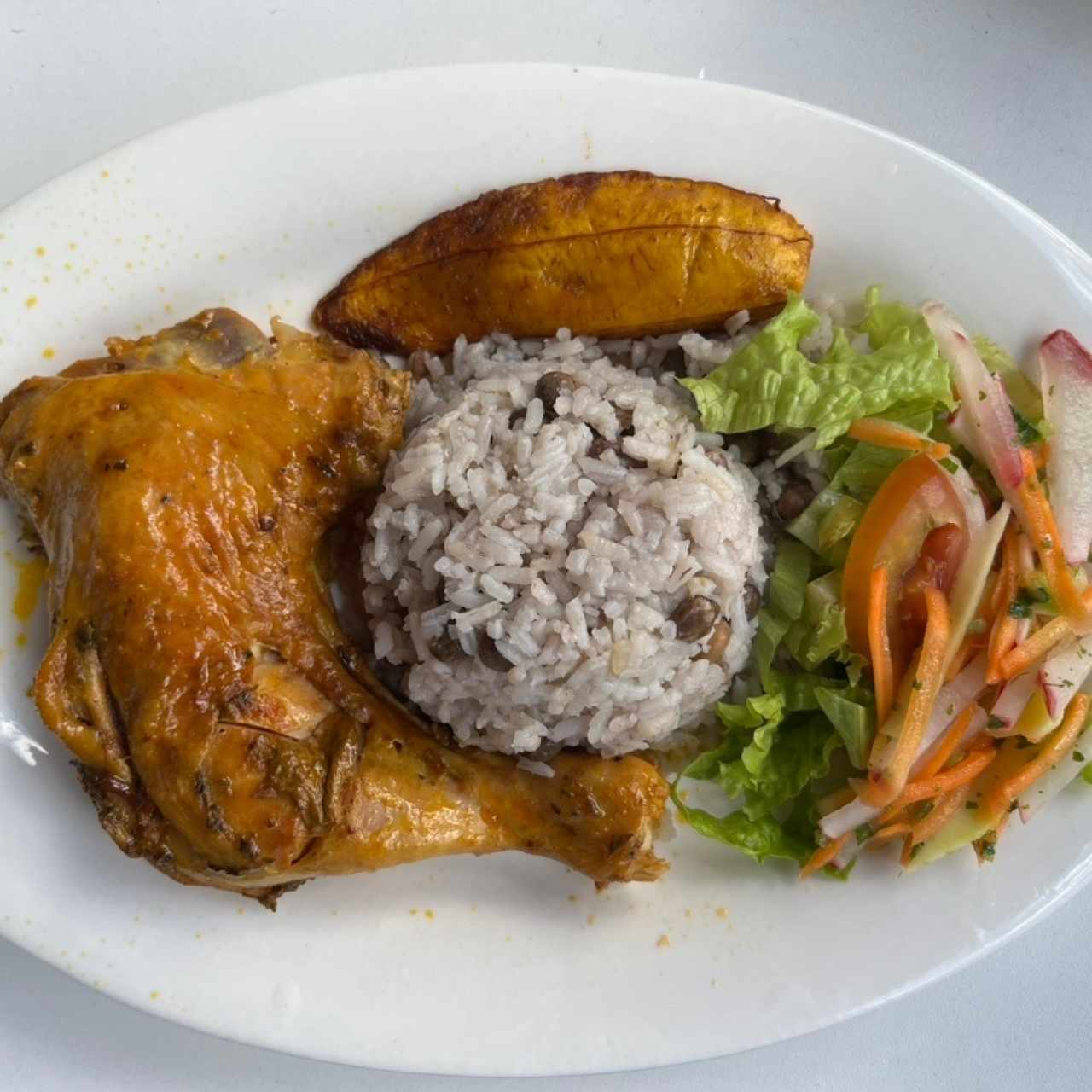 Pollo al Horno, arroz von guandú, platano y ensalada 