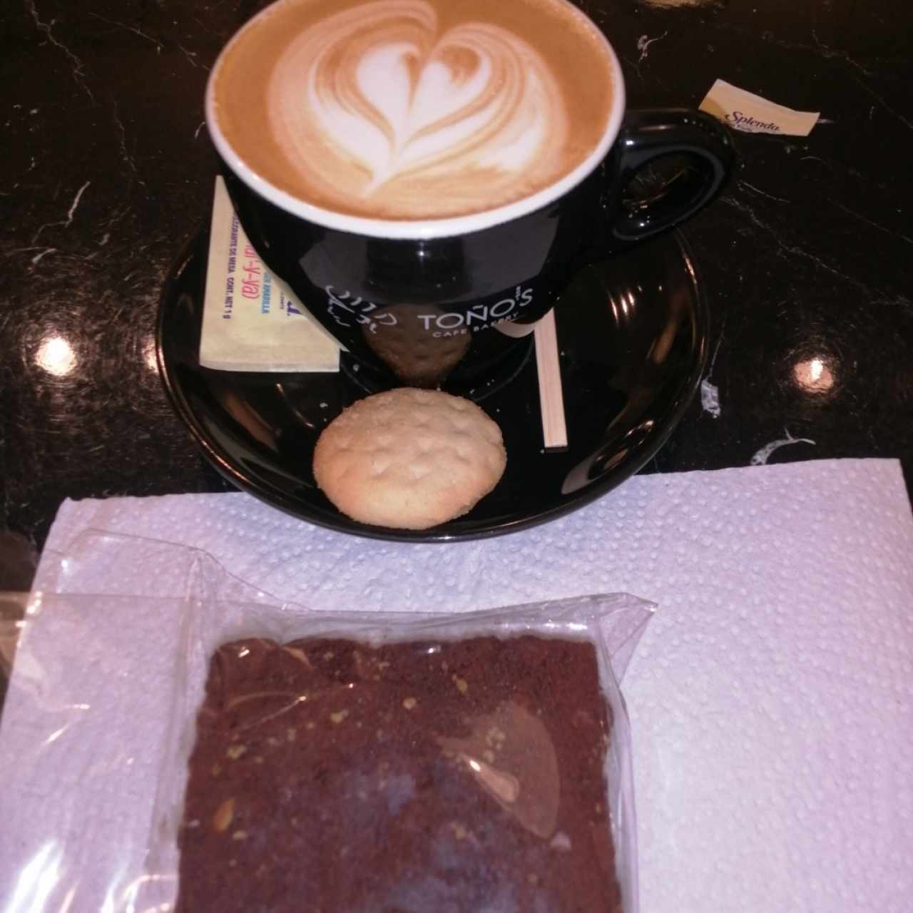 capuccino y te regalan una rica galletita, y brownie super delicioso.